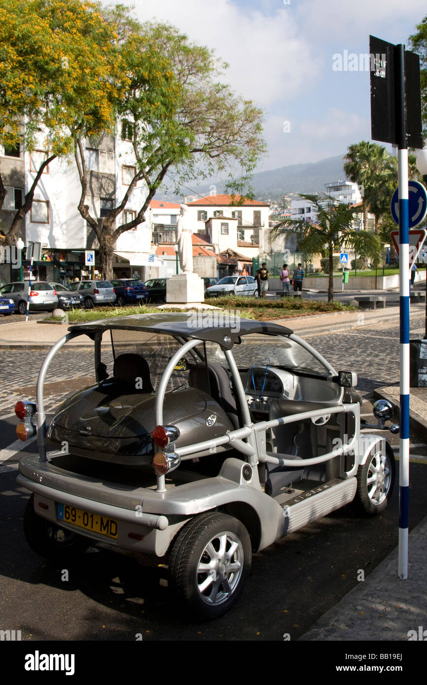 Smart Auto telaio tubolare in acciaio Funchal Madeira città in riva al mare isola portoghese nella metà Oceano Atlantico Foto Stock