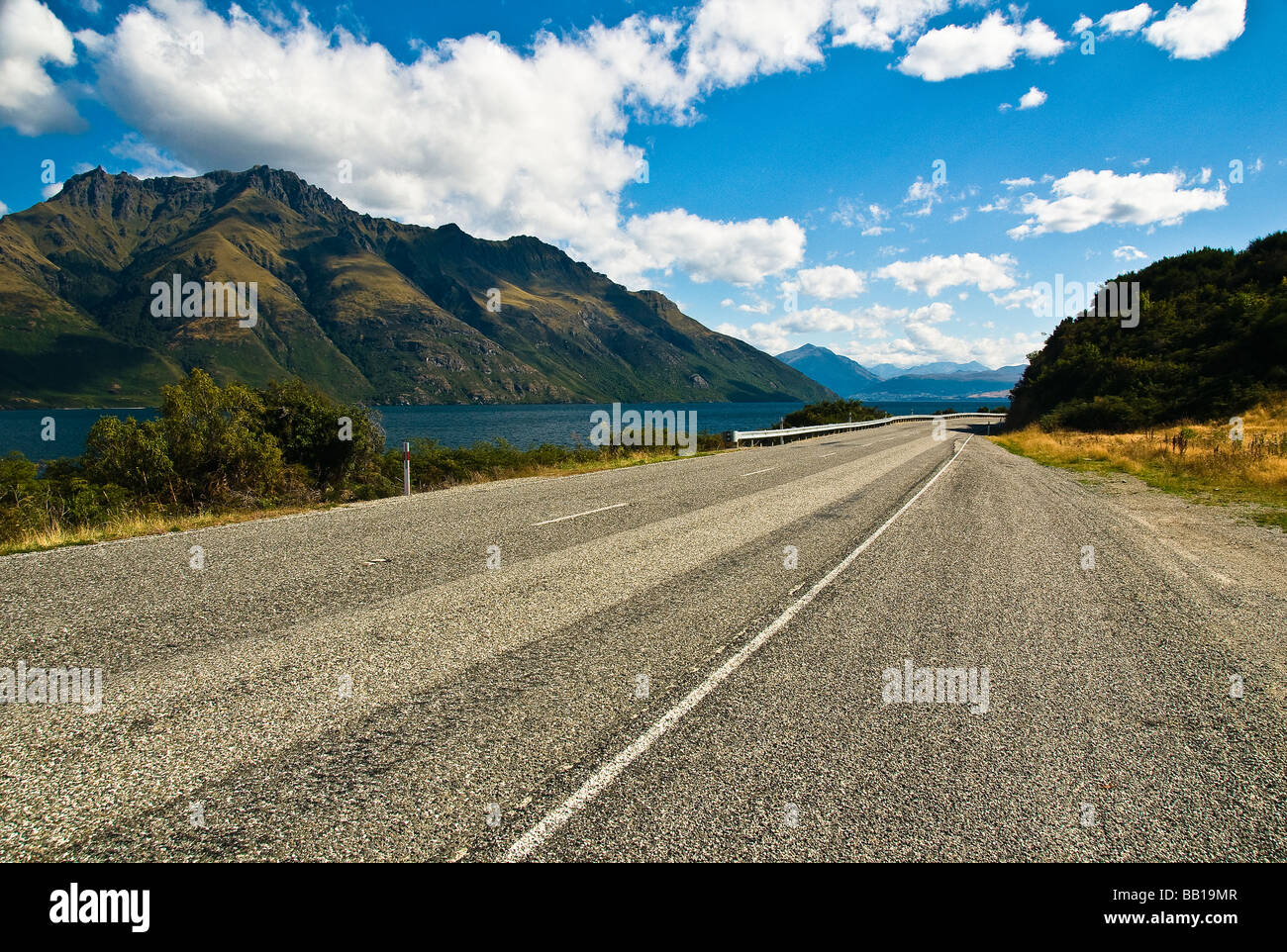 Autostrada 6 fuori di Queenstown lungo la riva del Lago Wakatipu Nuova Zelanda Foto Stock