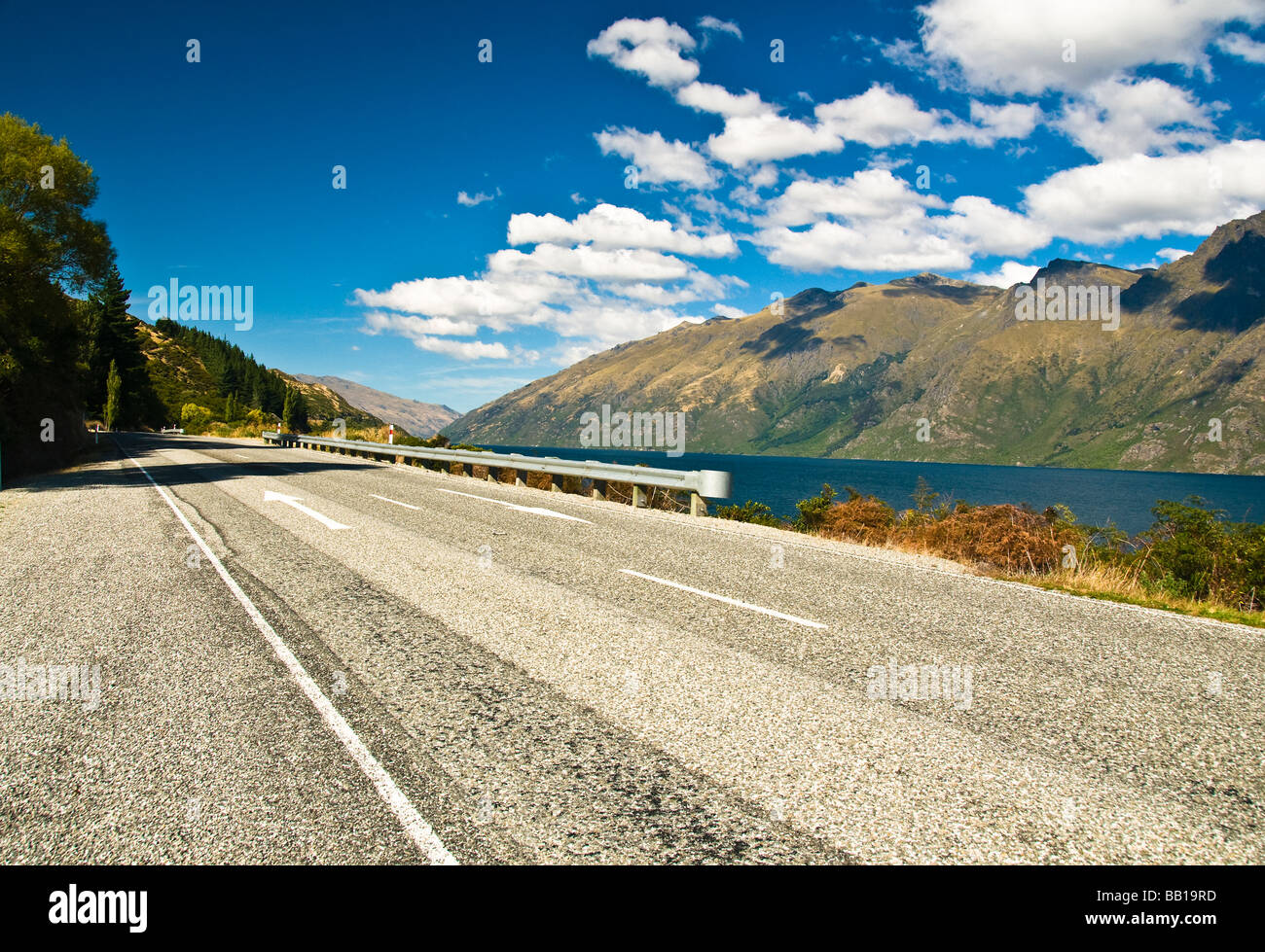 Autostrada 6 fuori di Queenstown lungo la riva del Lago Wakatipu Nuova Zelanda Foto Stock