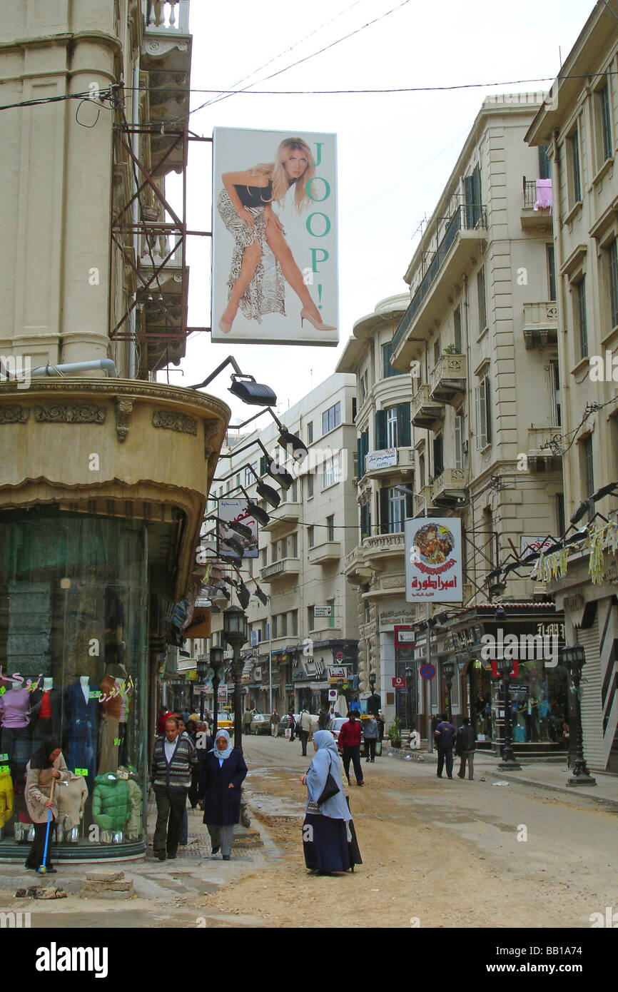 Egitto, Alessandria. Un pannello pubblicitario mostra una donna europea vestiti in abiti sexy (RF) Foto Stock