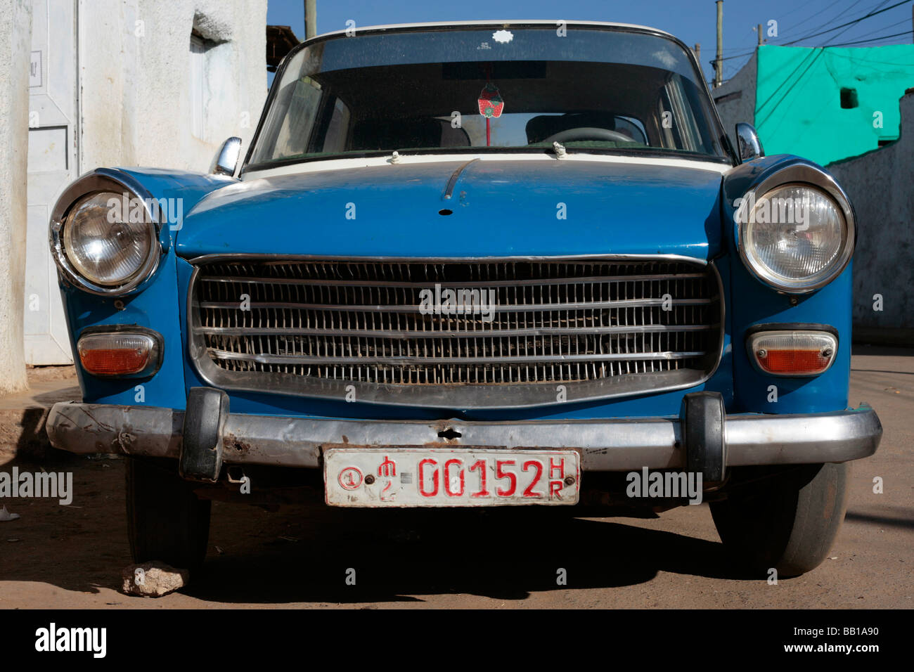 Vecchia Peugeot Taxi in Harar Etiopia Foto Stock