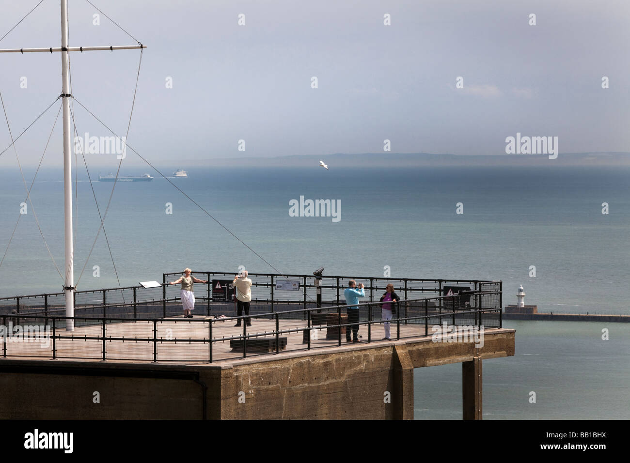Visualizzazione di un punto al castello di Dover, Francia visibile attraverso il canale in lingua inglese Foto Stock