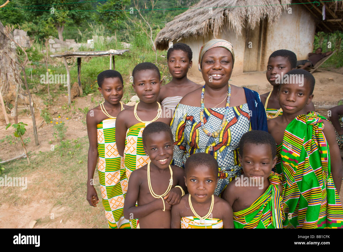 Donna, leader della comunità con il gruppo dei bambini, hanno, Ghana, Africa. Foto Stock