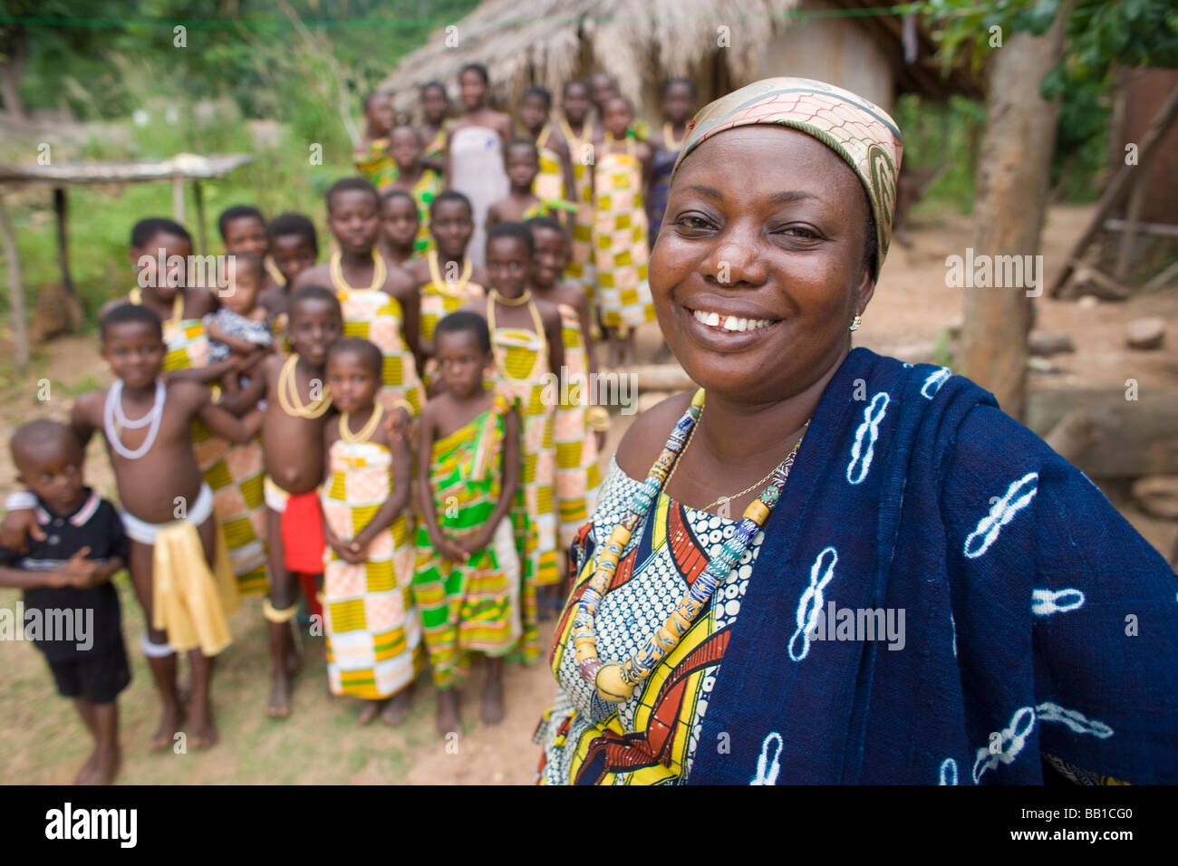 Donna, leader della comunità con il gruppo dei bambini, hanno, Ghana, Africa. Foto Stock