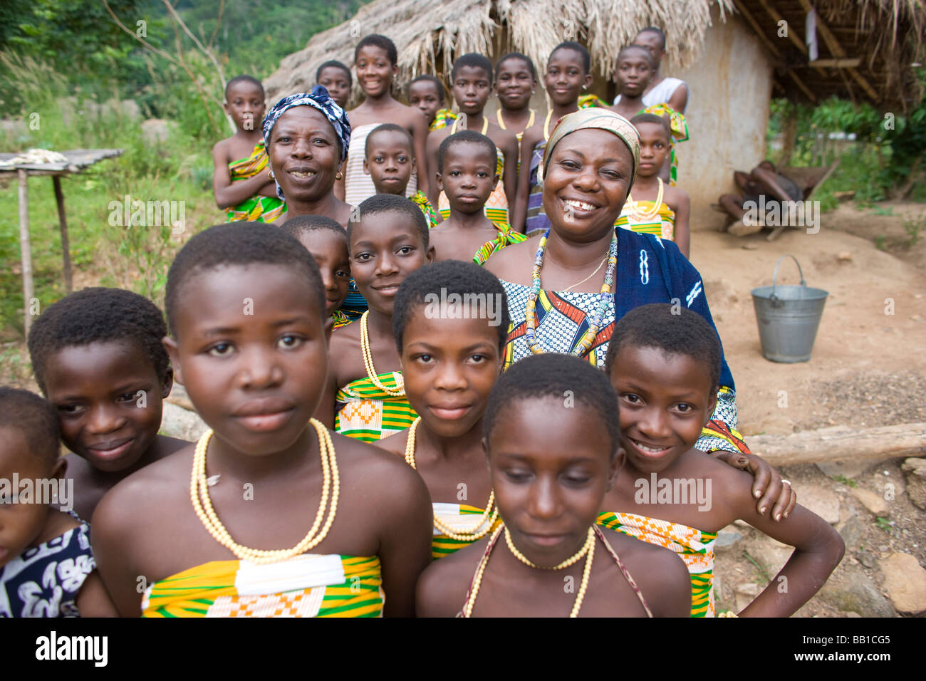 Donna, leader della comunità con il gruppo dei bambini, hanno, Ghana, Africa. Foto Stock