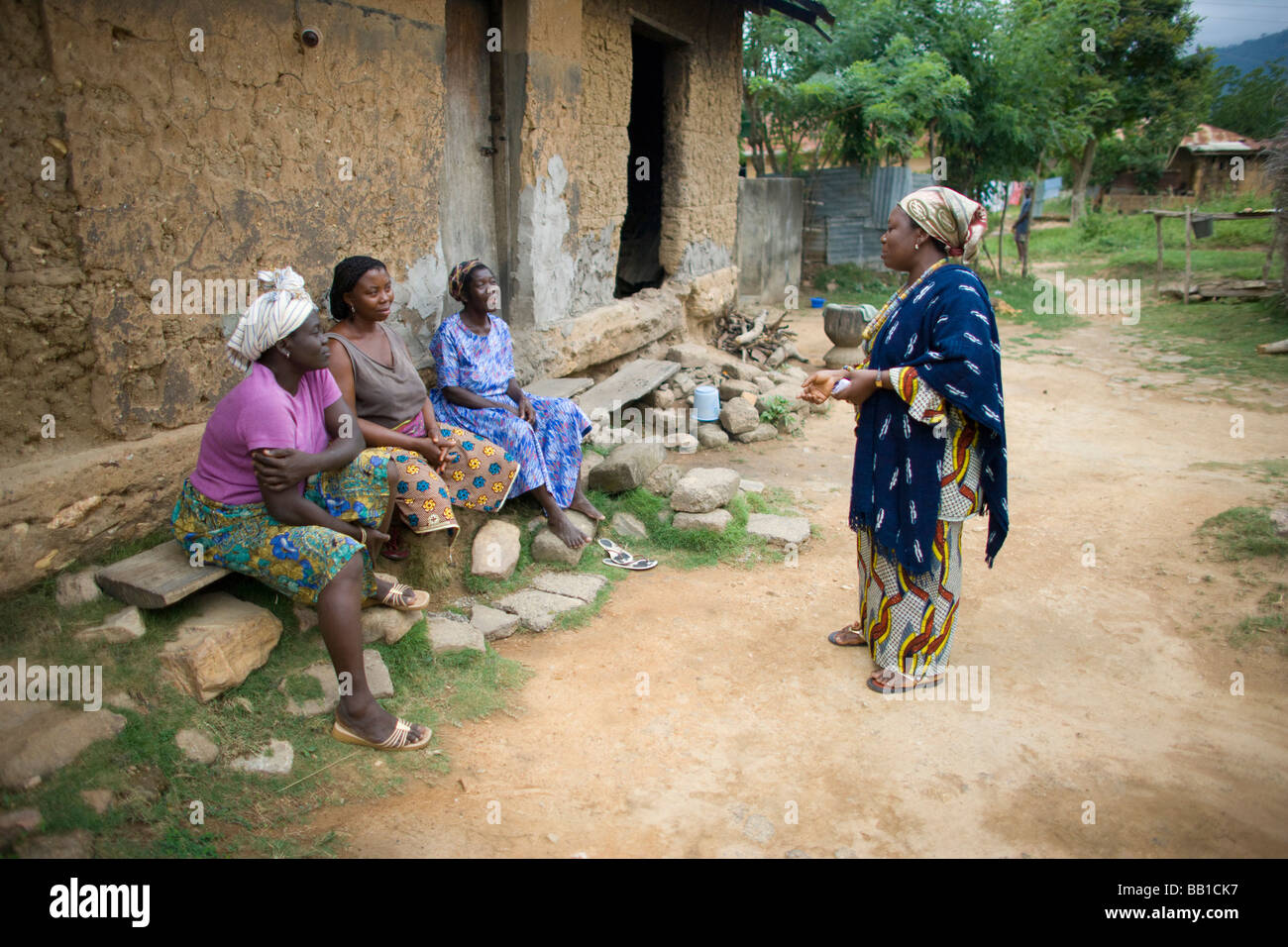 Le donne, leader comunitari in piedi, hanno, Ghana, Africa. Foto Stock
