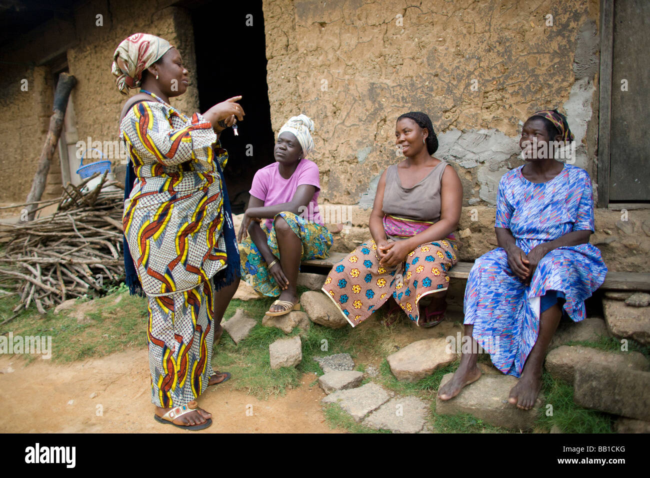 Le donne, leader comunitari in piedi, hanno, Ghana, Africa. Foto Stock