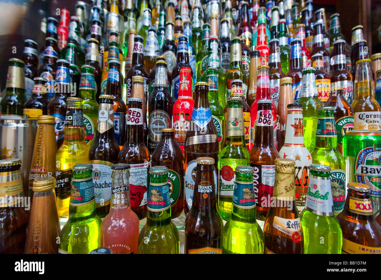 Un assortimento di bottiglie di birra Foto Stock
