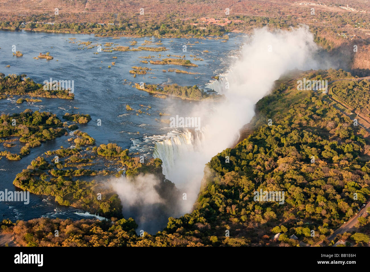 Vista aerea di misty Victoria Falls popolare attrazione turistica confinante Zambia Zimbabwe una delle 7 meraviglie naturali del mondo road scala aggiunge Foto Stock