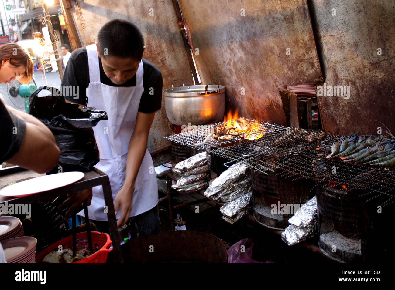 Persone cucina in un ristorante di pesce a Yaowarat road , Bangkok Chinatown , della Thailandia Foto Stock