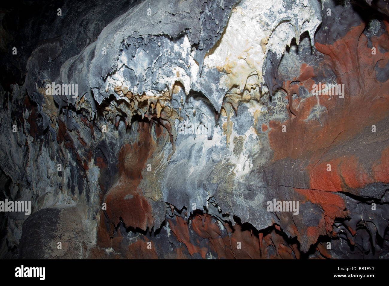 Lava raffreddata con ossido di ferro di deposito all'interno del tubo di lava. Big Island delle Hawaii Foto Stock