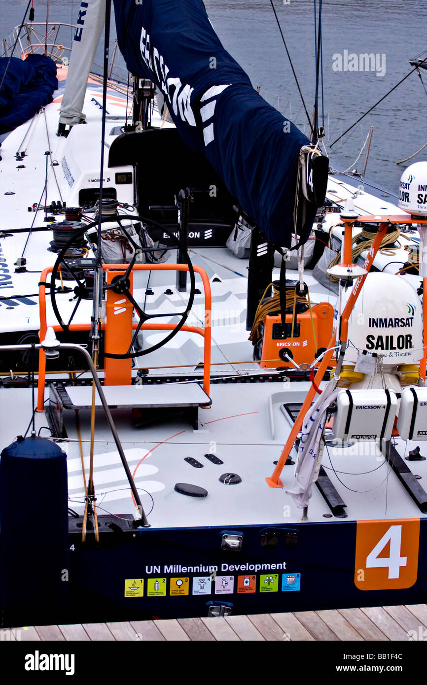 Volvo Ocean Race 2008-2009. In prossimità del ponte di aprire 70 Racing Yacht 'Ericsson 4' ormeggiata nel porto di Boston. Foto Stock