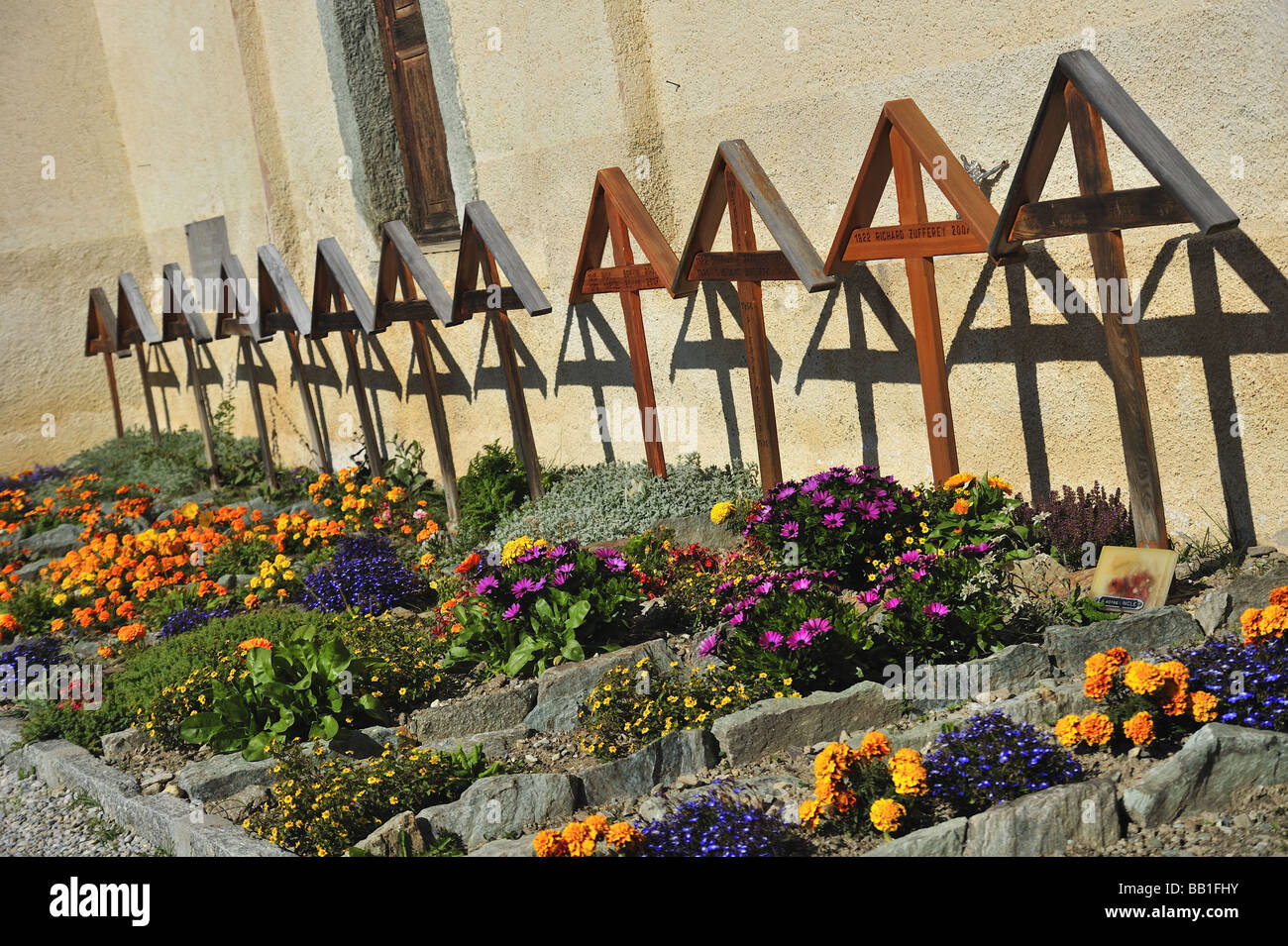 Una tomba in Svizzera al villaggio di montagna di Chandolin, contrassegnato con caratteristica croce di legno della regione. Foto Stock