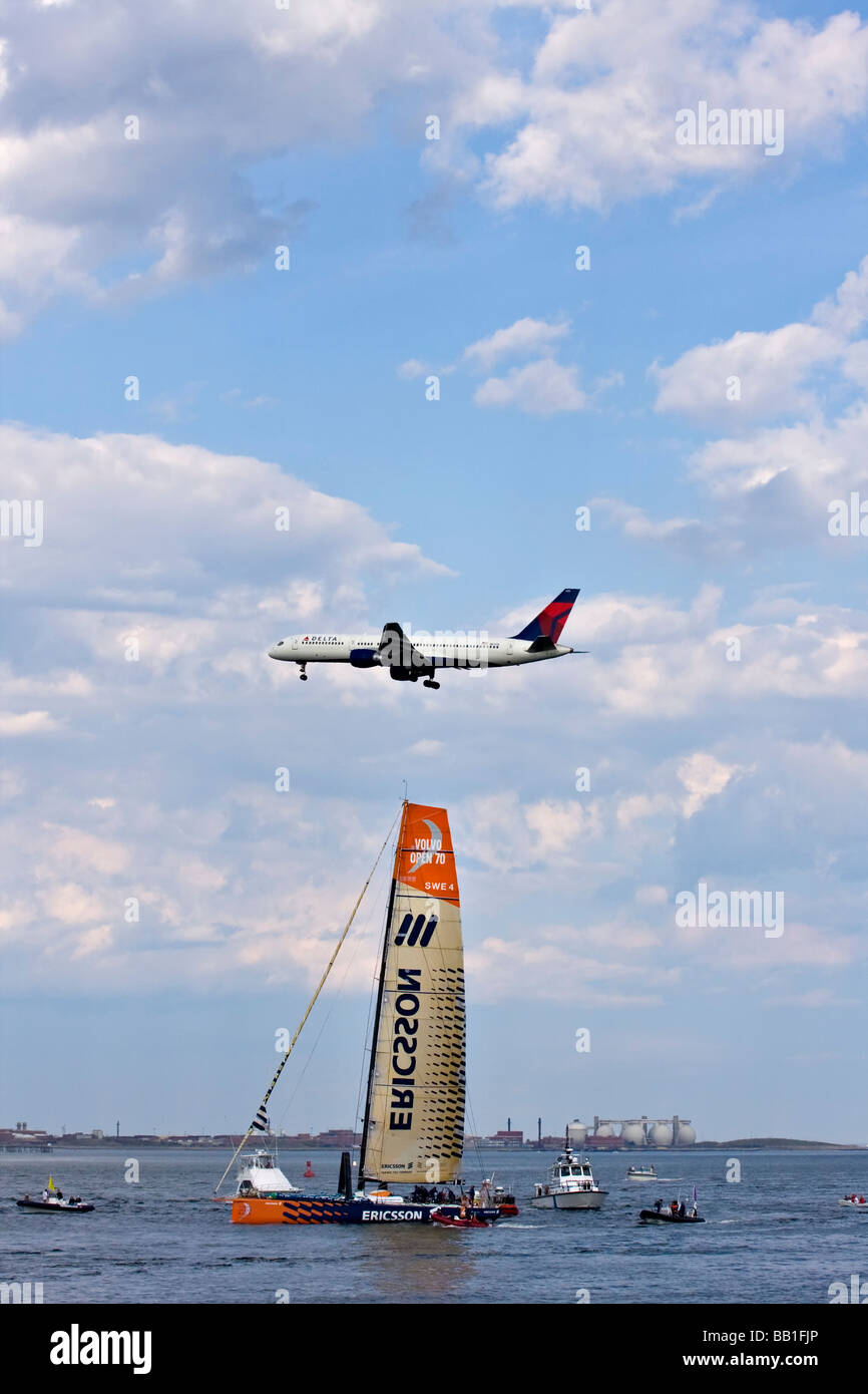 Volvo Ocean Race 2008-2009. Aprire 70 Racing Yacht 'Ericsson 4' pericolosamente vicino ad un aereo jet atterraggio all'Aeroporto di Logan. Foto Stock