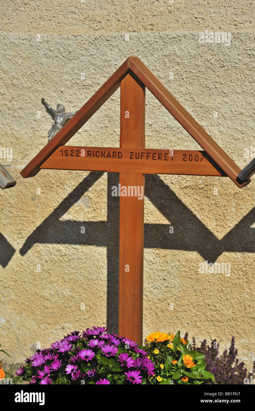 Una tomba in Svizzera al villaggio di montagna di Chandolin, contrassegnato con caratteristica croce di legno della regione. Foto Stock