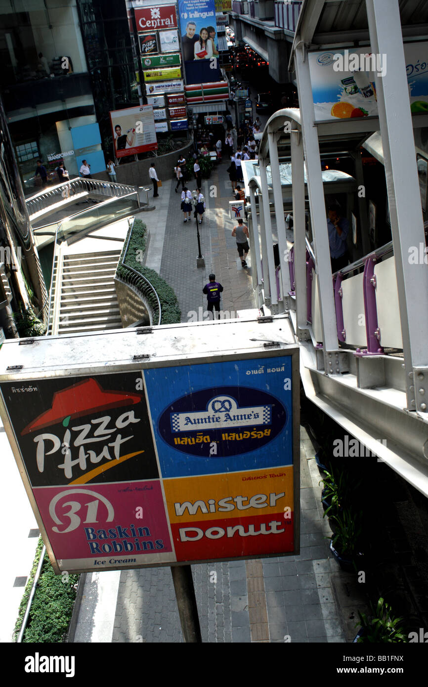 La stazione BTS , il traffico a Silom rd. Bangkok , Thailandia Foto Stock