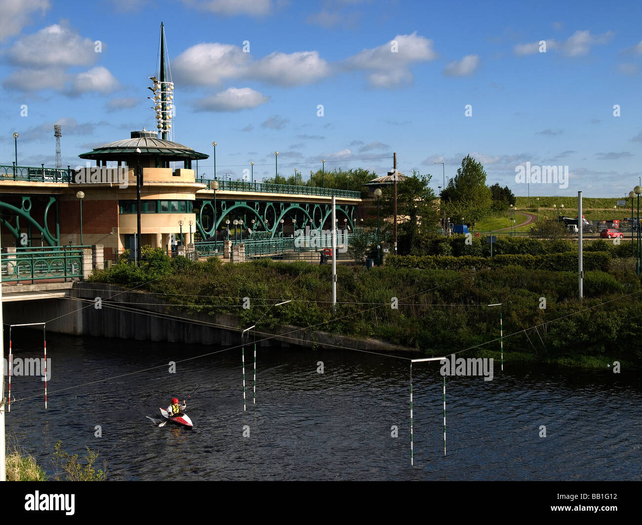 Un kayaker sul piatto fondo per l'acqua sul lato a monte del Tees Barrage a Stockton Foto Stock