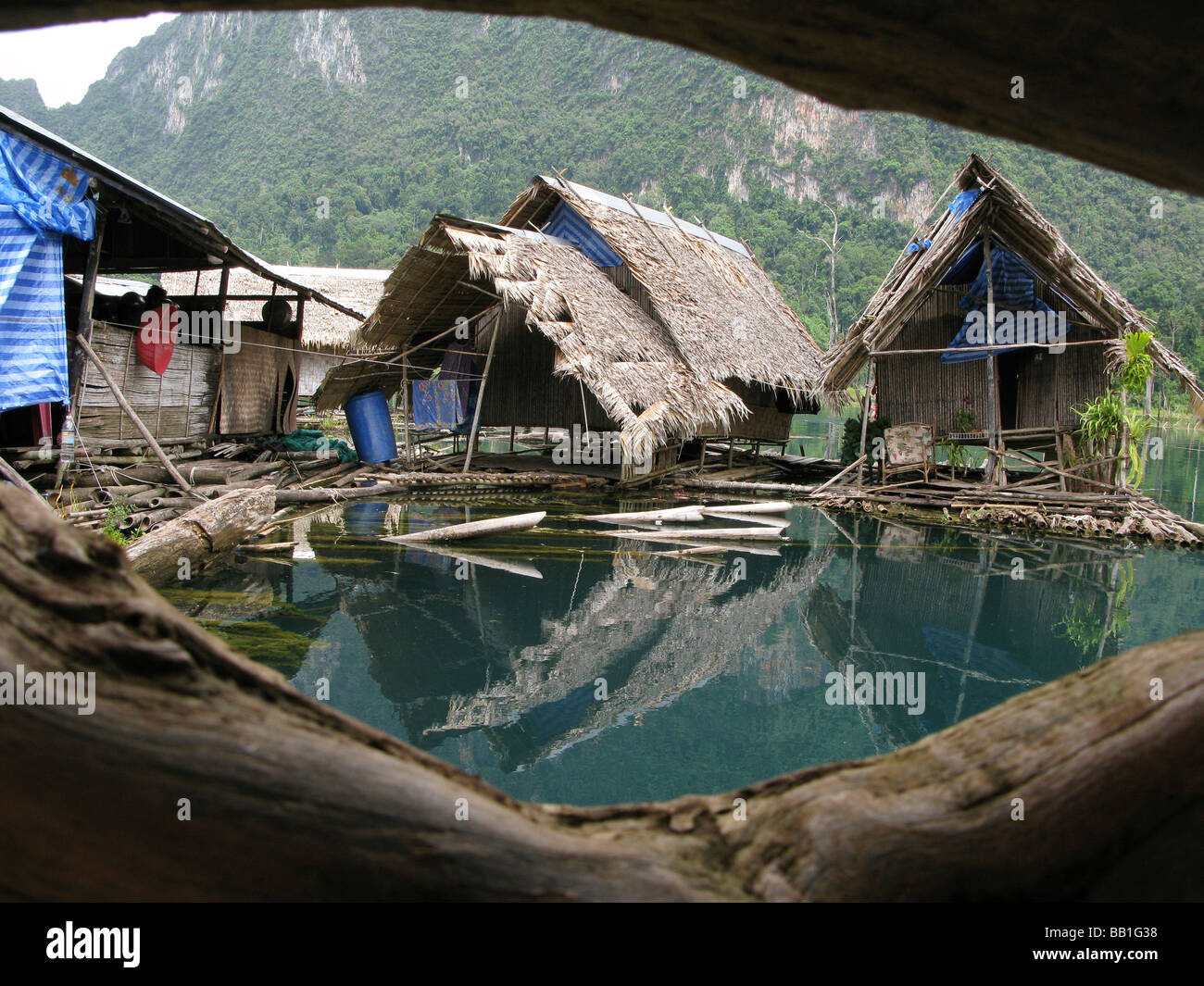 Capanne del villaggio dal fiume di Thailandia del Nord Foto Stock