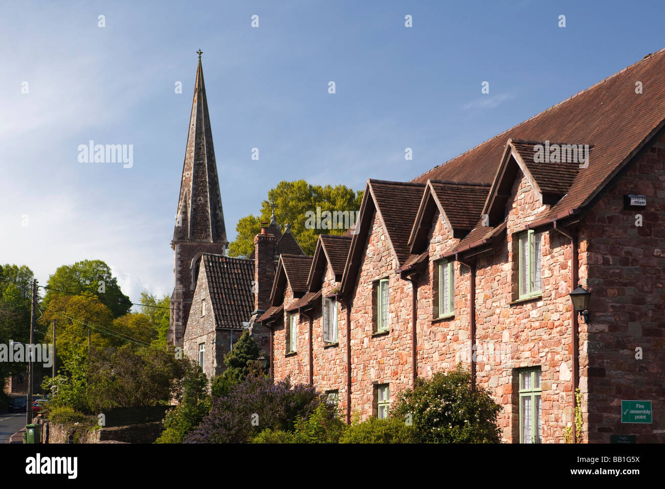 Regno Unito Gloucestershire Foresta di Dean Clearwell Church Road nuove case in pietra Foto Stock