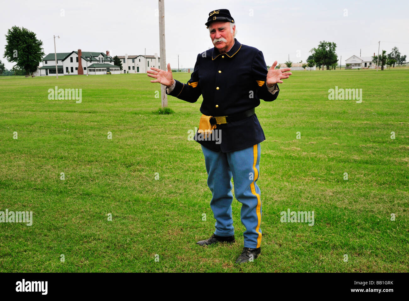 Una guida vestita come un soldato gesti come egli descrive la storia di Fort Reno Foto Stock