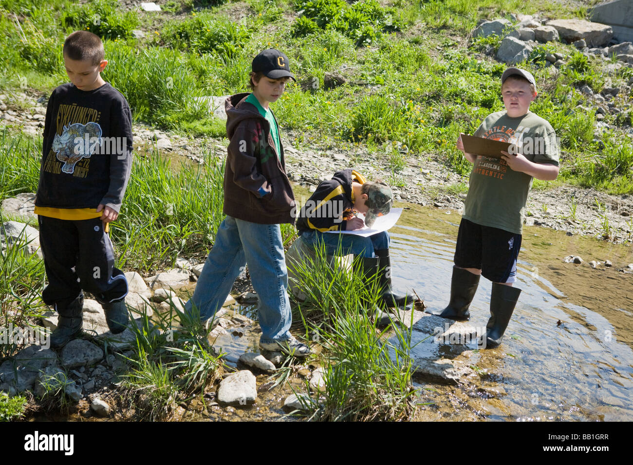 La quinta elementare agli studenti gli allievi studiano ecologia di un flusso in Montgomery County Upstate New York Foto Stock