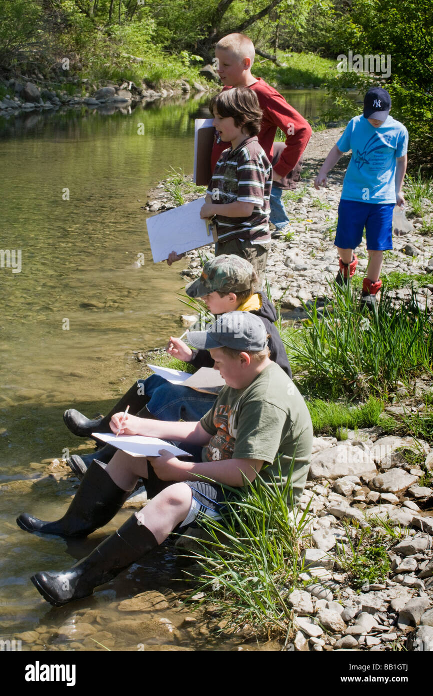 La quinta elementare agli studenti gli allievi studiano ecologia di un flusso in Montgomery County Upstate New York Foto Stock