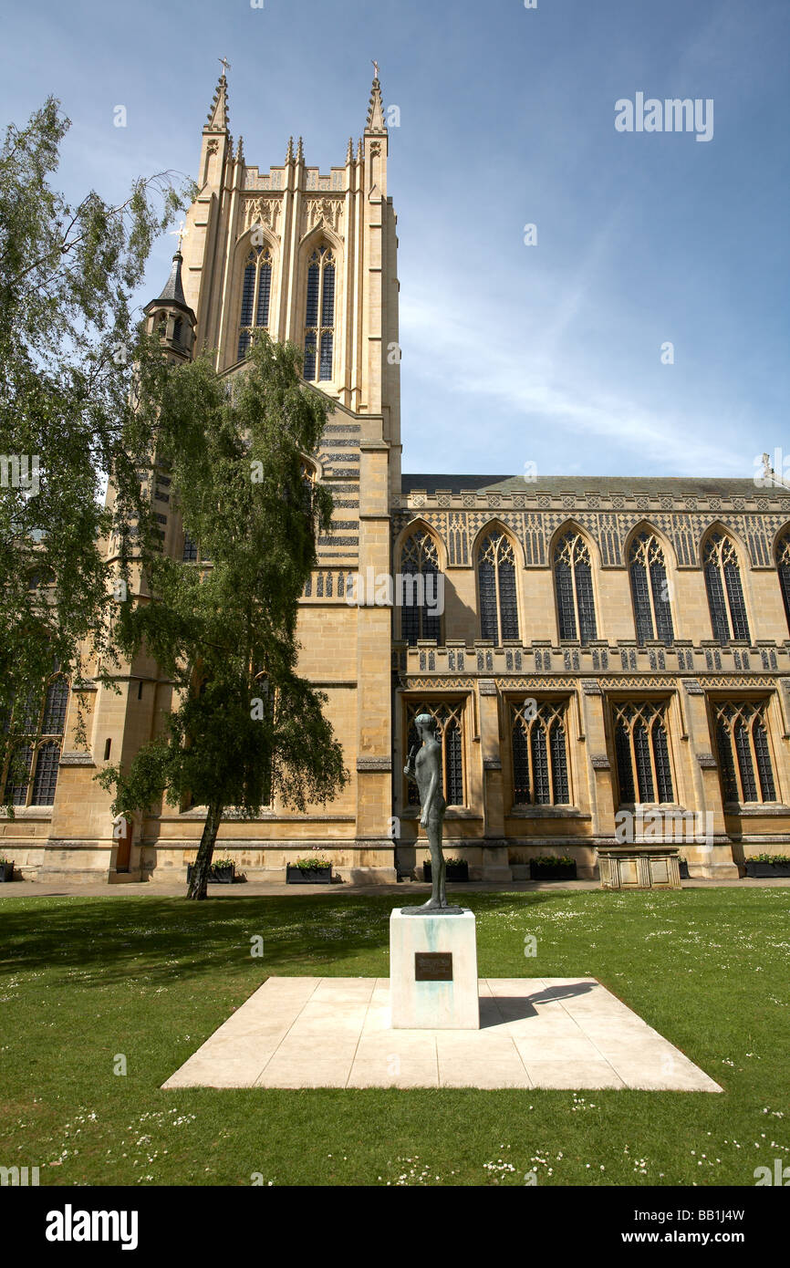 Regno Unito Inghilterra Suffolk Bury St Edmunds St Edmundsbury Cathedral e la statua di St Edmund dalle dame Elizabeth Frink Foto Stock