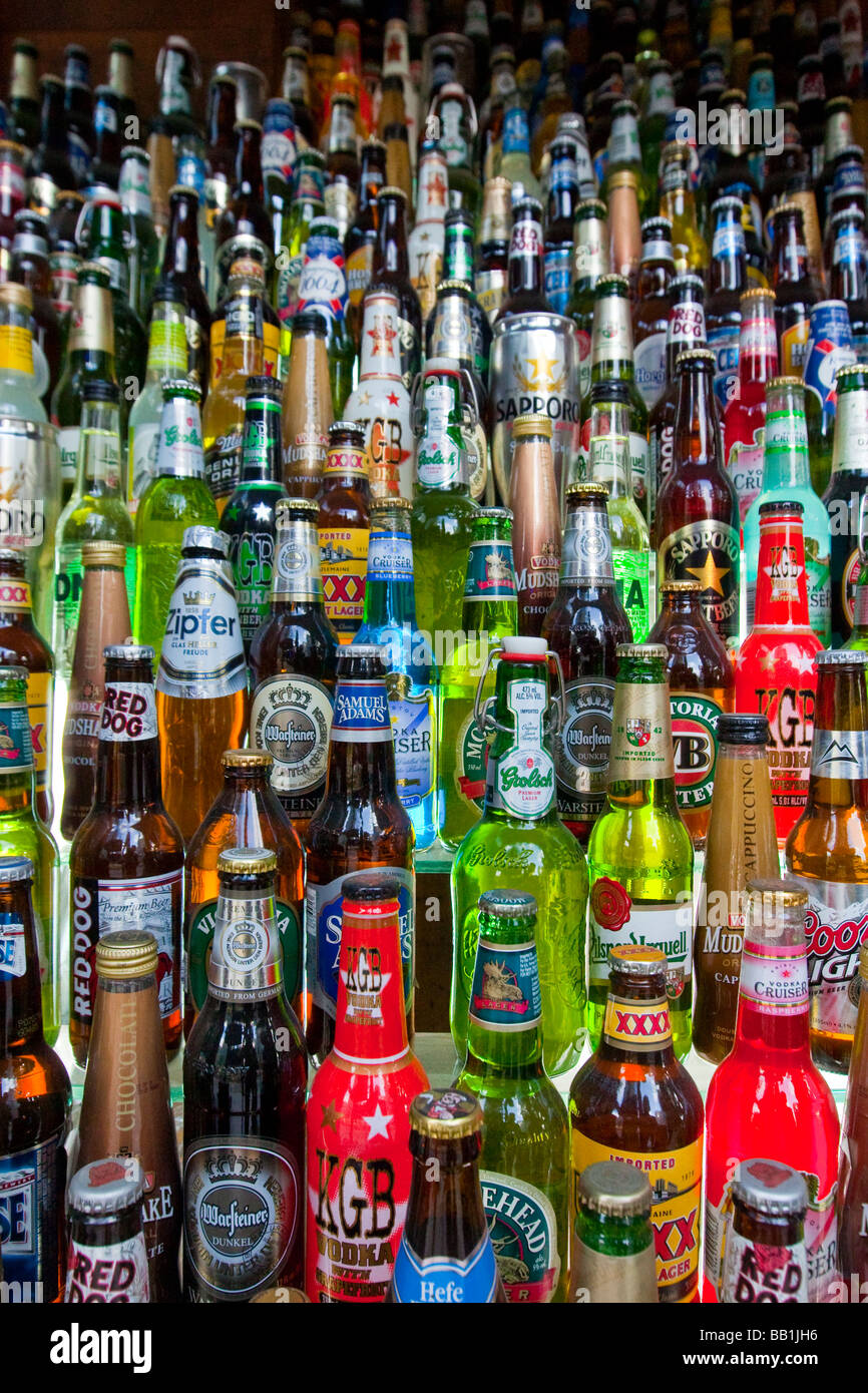 Un assortimento di bottiglie di birra Foto Stock