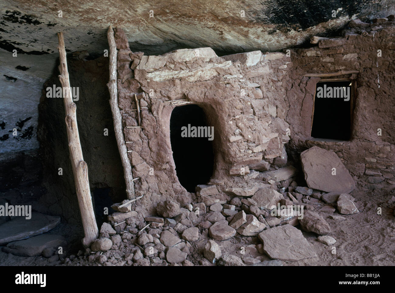 Scogliera preistorica abitazione costruita mediante il ancestrale Puebloans precedentemente noto come Anasazi in un canyon di Cedar Mesa Utah Foto Stock