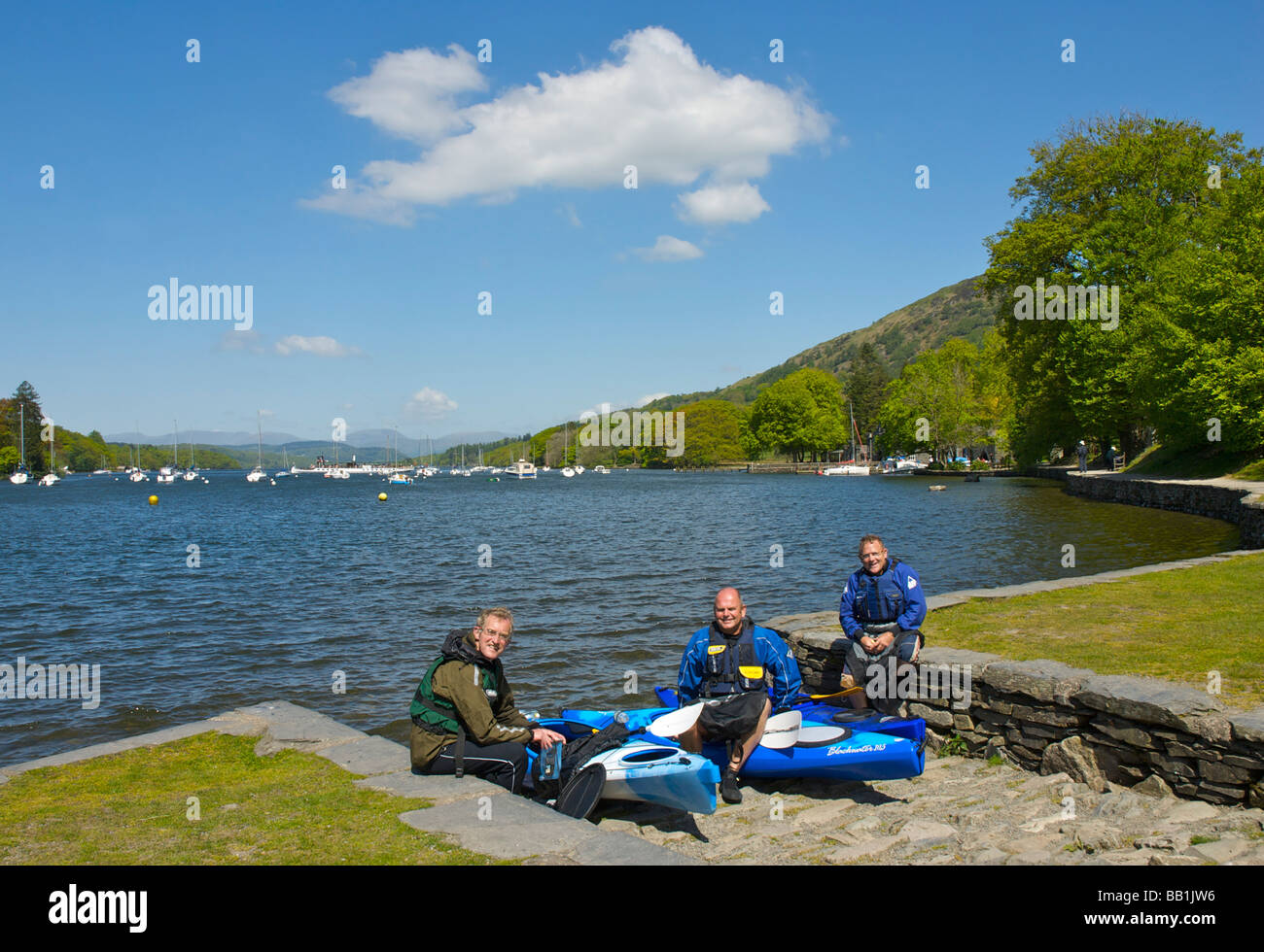 Tre canoisti è sceso a piedi Park, alla punta meridionale del lago di Windermere, Parco Nazionale del Distretto dei Laghi, Cumbria, England Regno Unito Foto Stock