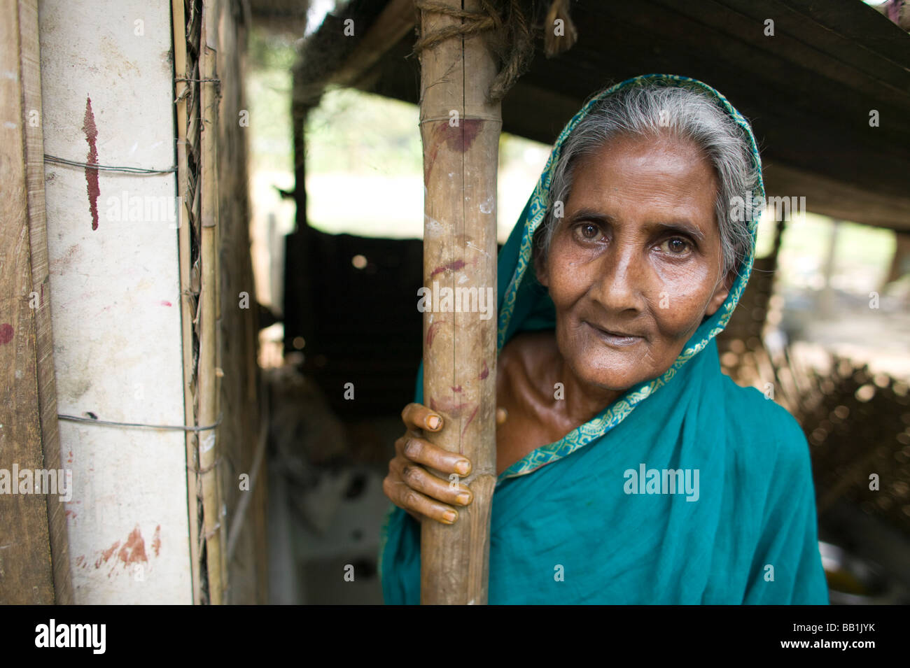 Donne anziane, tipica casa rurale, Bangladesh. Foto Stock