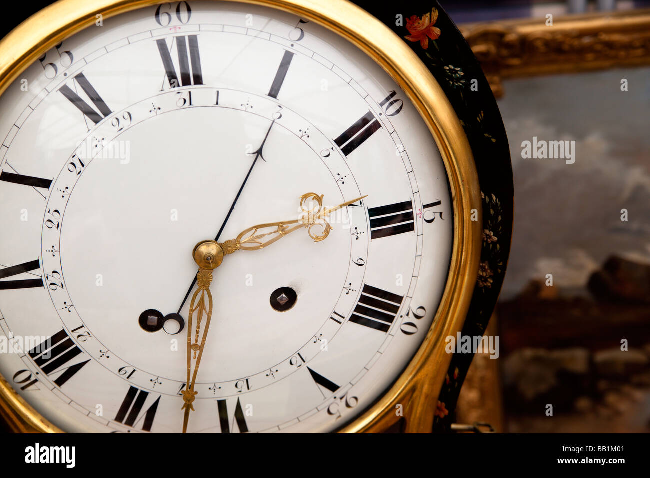 Orologio antico volto al Mercato di antiquariato Neuchatel svizzera Foto Stock