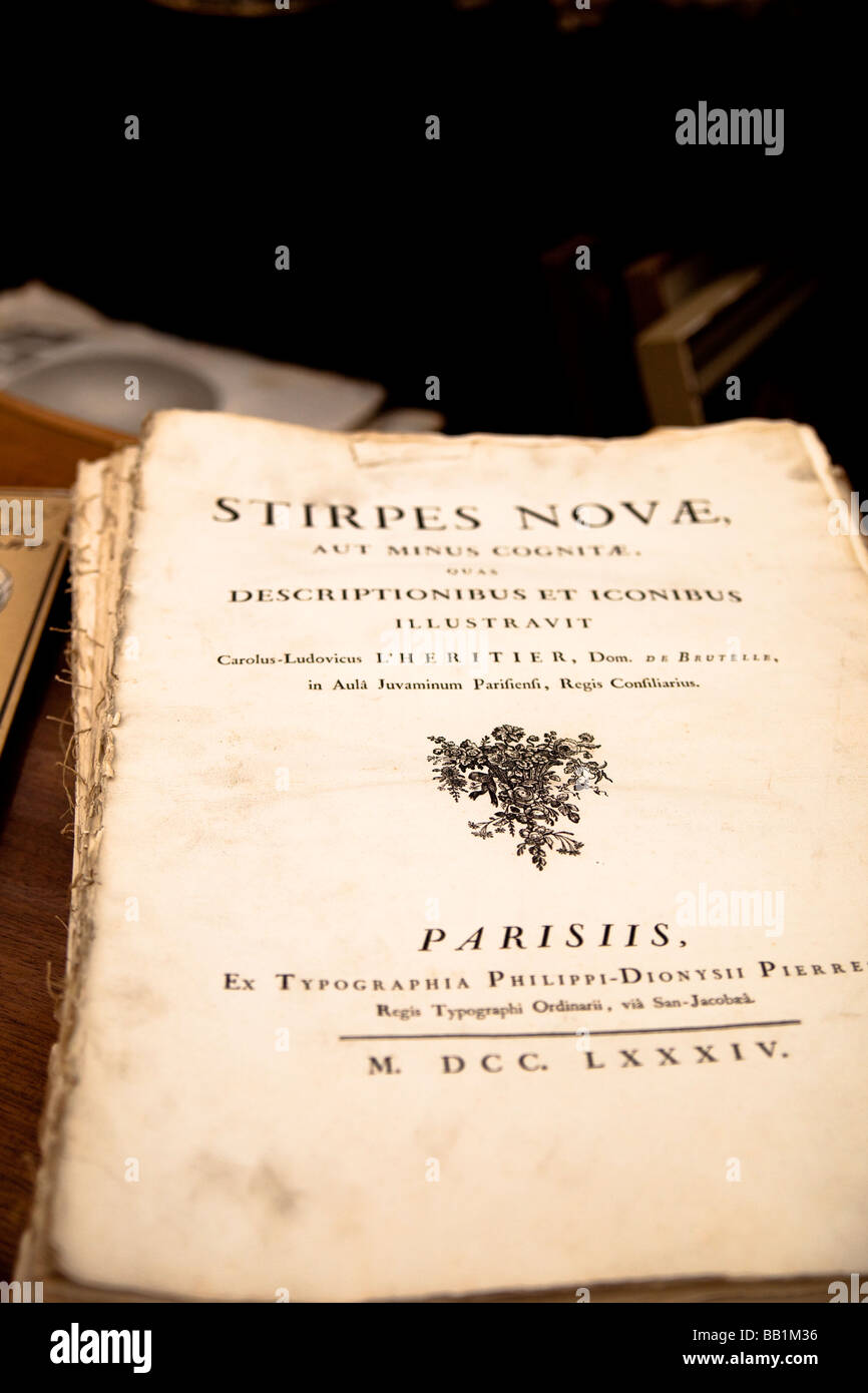 Libro antico al mercato di antiquariato Neuchatel svizzera. Charles Lupica Foto Stock