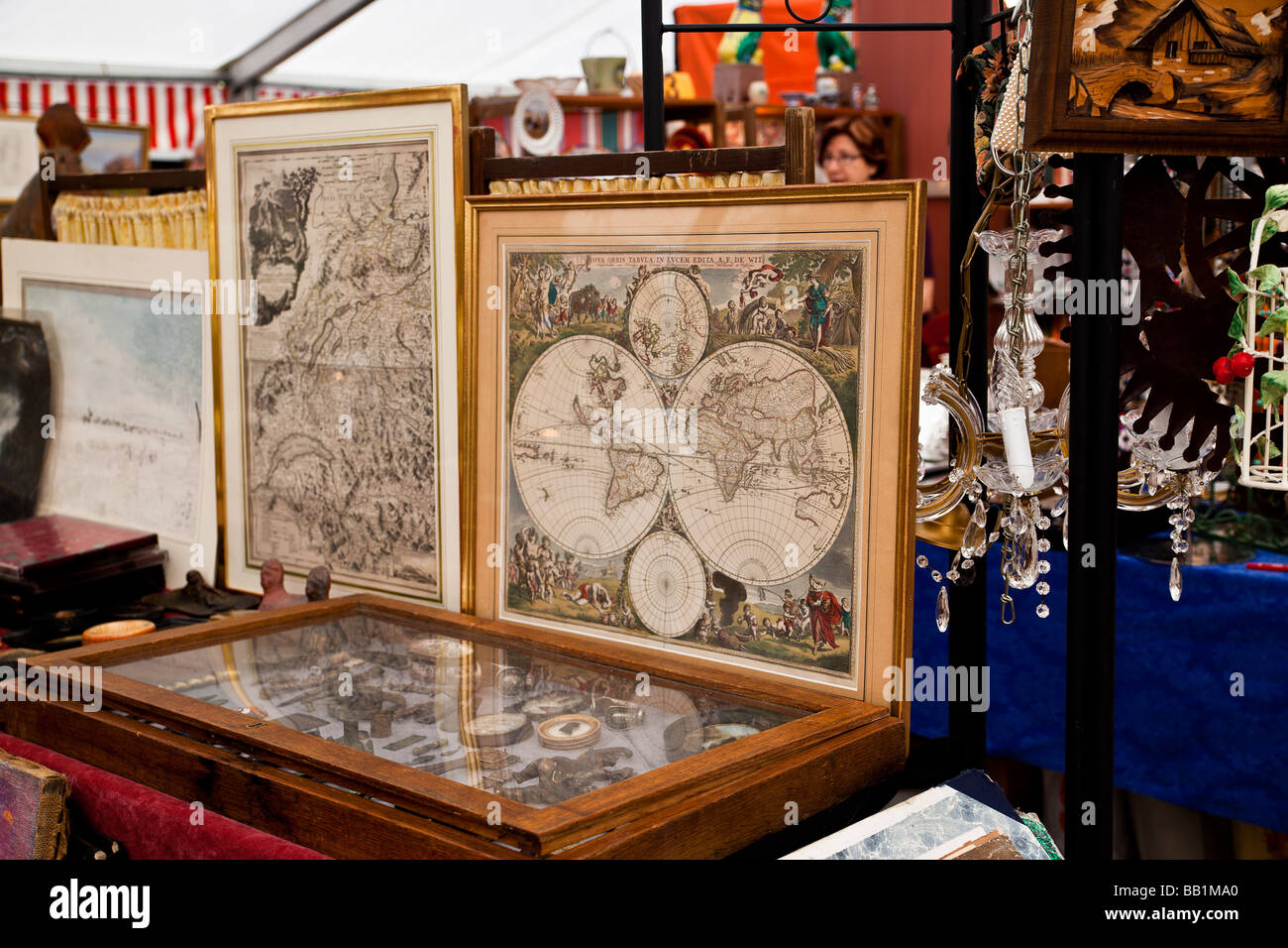 Mappa di antiquariato in tedesco al mercato di antiquariato Neuchatel svizzera. Charles Lupica Foto Stock