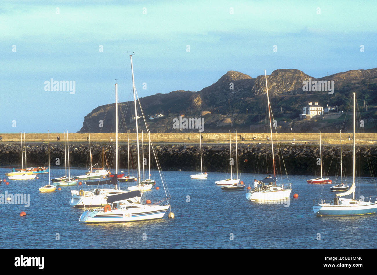 Yacht ormeggiati in porto di Howth dominato da Howth Head nella Contea di Dublino in Irlanda Foto Stock