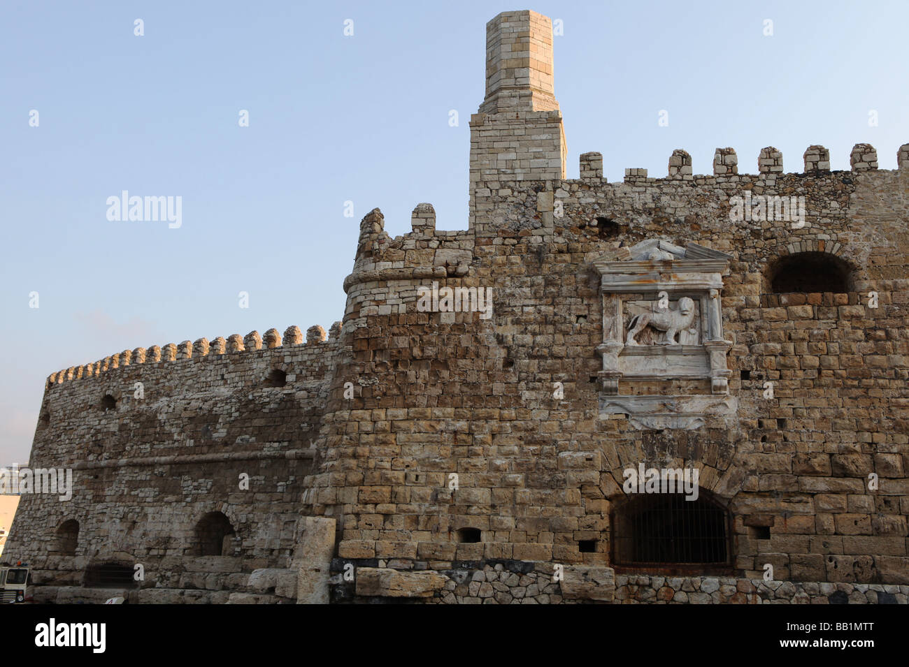 L'antico castello veneziano parete d'ingresso al porto Iraklions con Venezia Leone alato di San Marco inset in esso Foto Stock