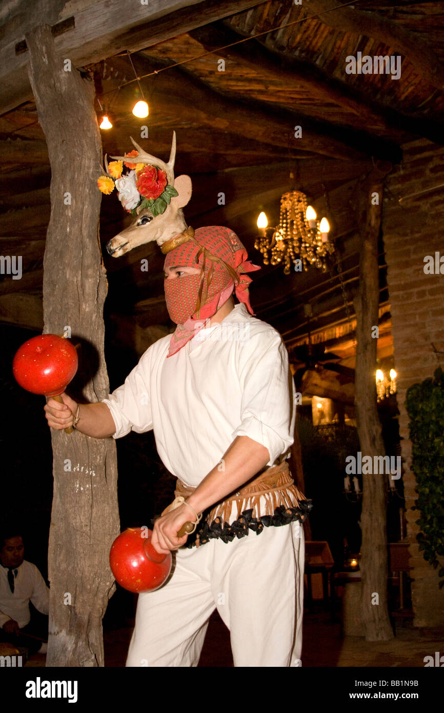 Mayo uomo nel cerimoniale di deer dance costume in El Fuerte nello stato di Sinaloa Messico. Foto Stock