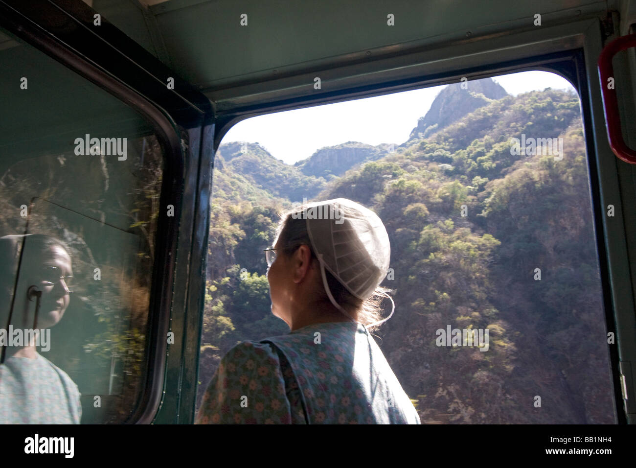 Le donne Amish orologi scenario andare da a bordo del Canyon di rame Treno El Chepe, in Messico Foto Stock