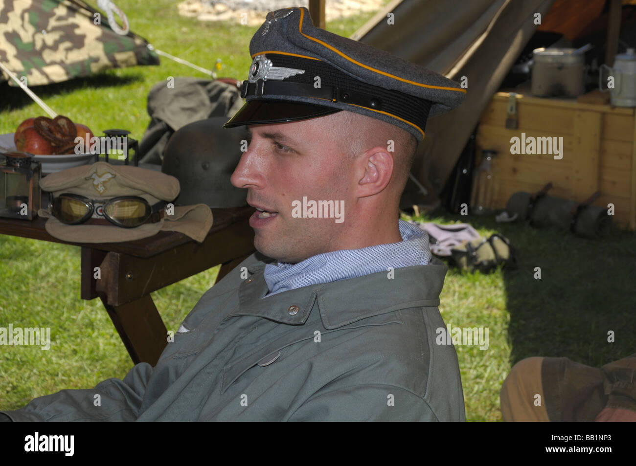 Uomo vestito come un ufficiale tedesco durante la seconda guerra mondiale la rievocazione in Glendale, Maryland Foto Stock
