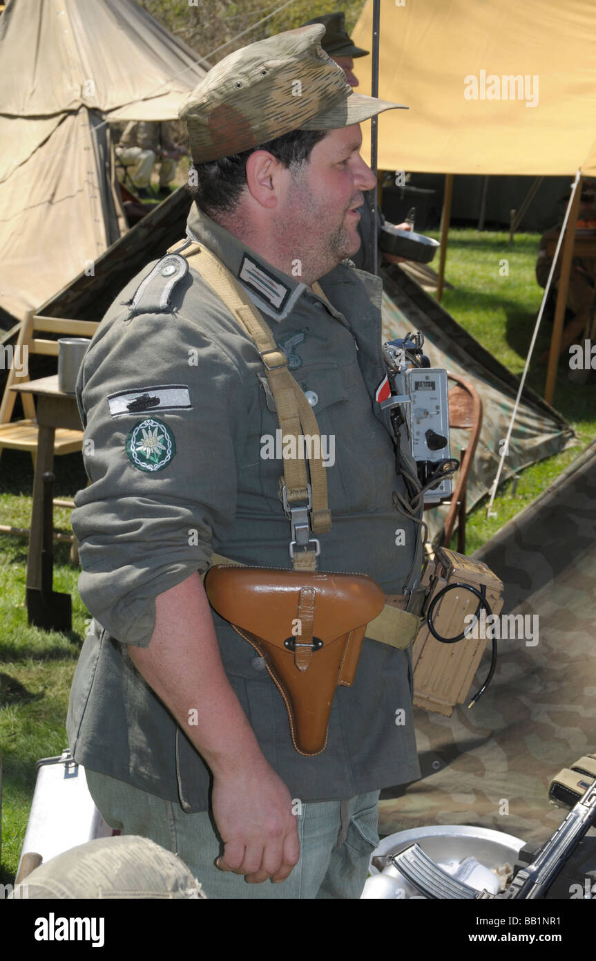 Uomo vestito come un nazista tedesco sergente durante una rievocazione storica della seconda guerra mondiale in Glendale, Maryland Foto Stock