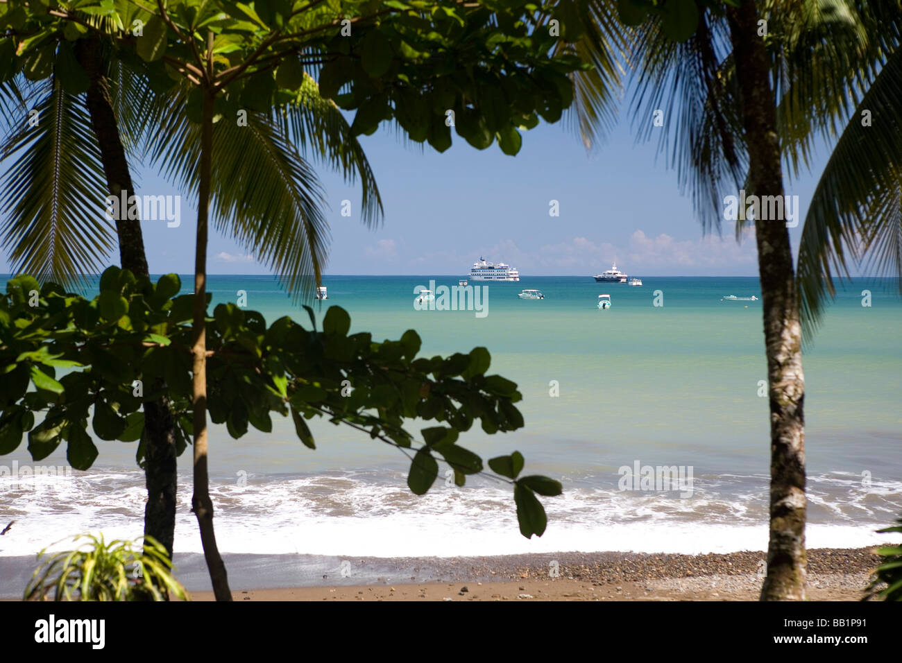 Il litorale sabbioso e la giungla della penisola di Osa lungo il Parco Nazionale di Corcovado in Costa Rica. Foto Stock