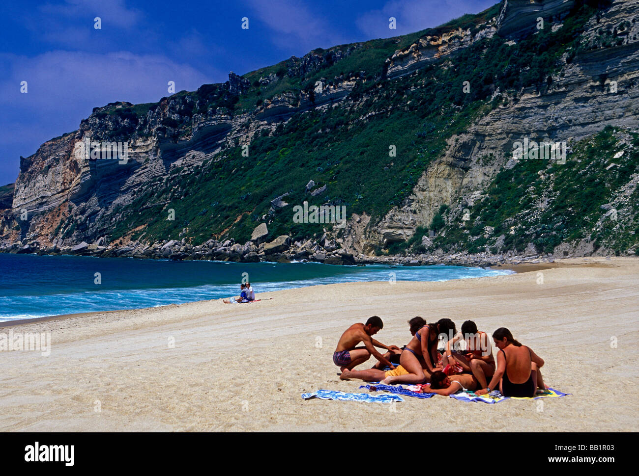 Popolo portoghese, adulti, uomini adulti, donne adulte, i giovani adulti, gli amici sempre insieme, spiaggia, Nazare, Distretto di Leiria, Portogallo, Europa Foto Stock