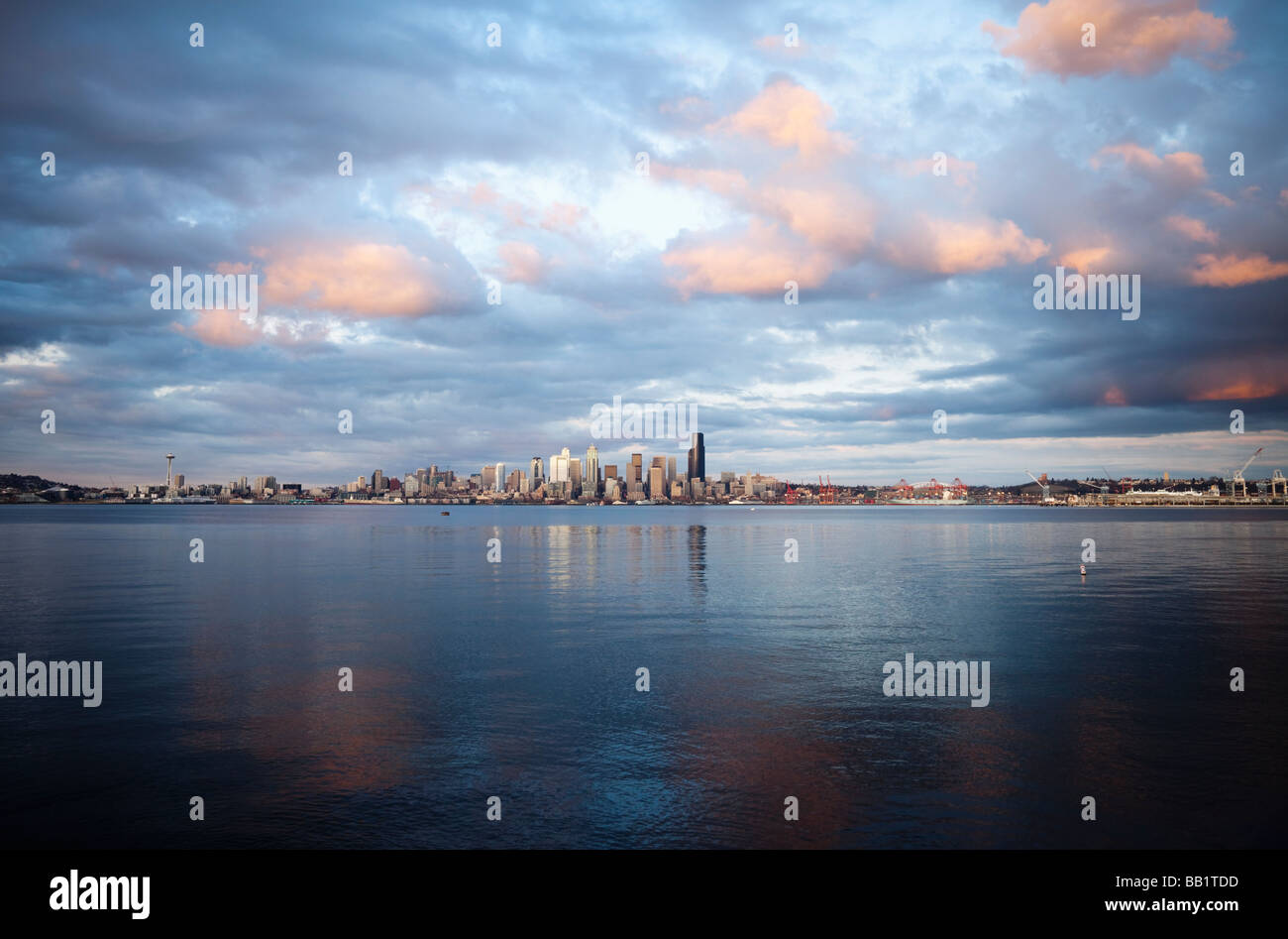 Ampia angelo shot del centro cittadino di Seattle e della Baia di Elliott da West Seattle Washington STATI UNITI D'AMERICA Foto Stock