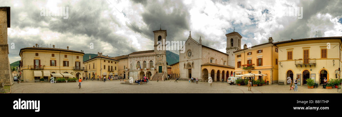 La piazza principale di Norcia sui monti Sibillini in Umbria Foto Stock