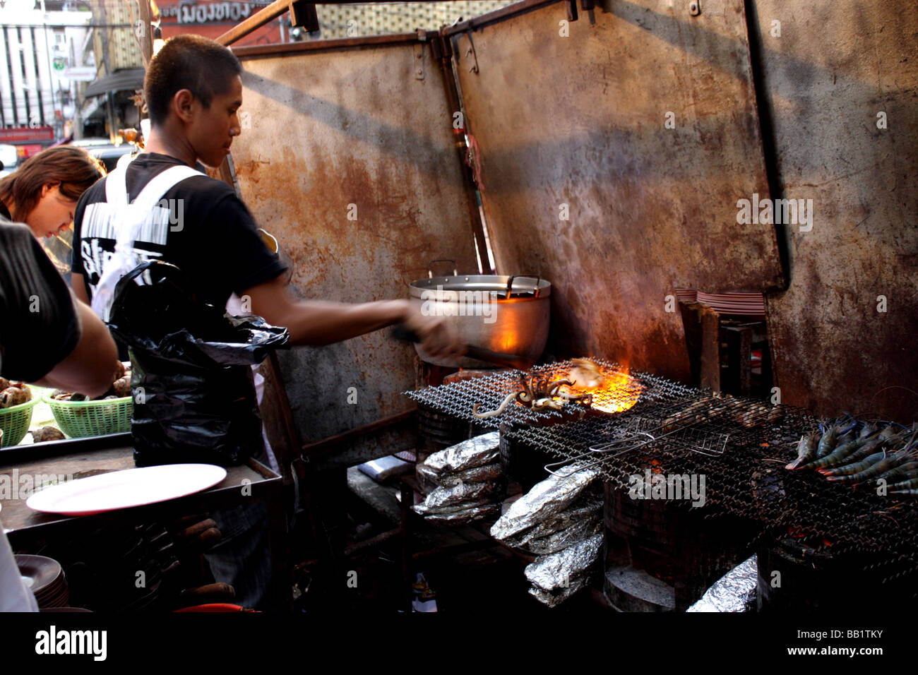 Persone cucina in un ristorante di pesce a Yaowarat road , Bangkok Chinatown , della Thailandia Foto Stock