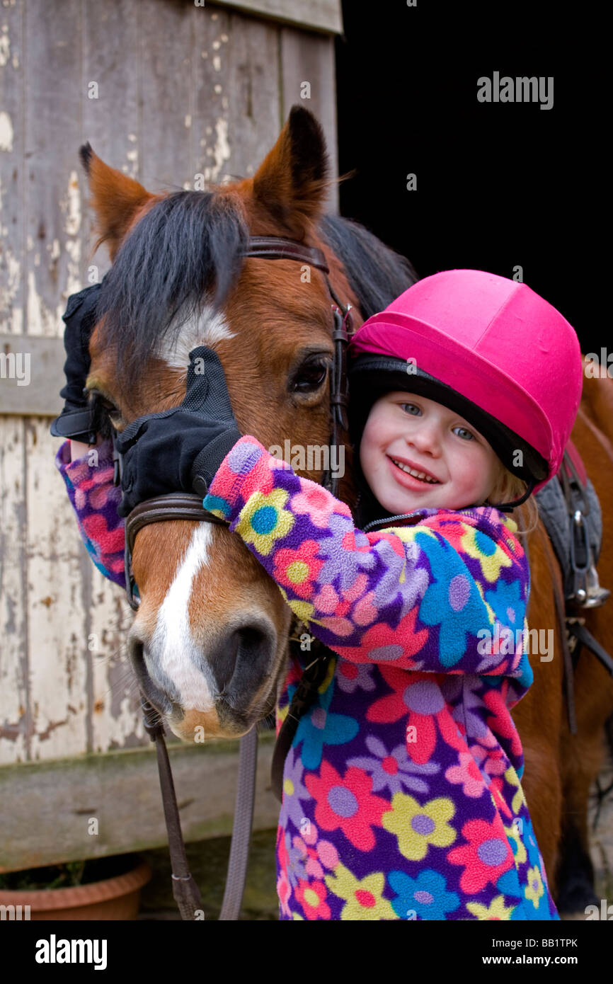 Ragazza giovane con il suo pony Foto Stock