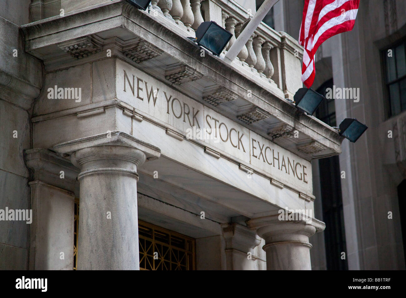 Wall Street segno di fronte al New York Stock Exchange Foto Stock