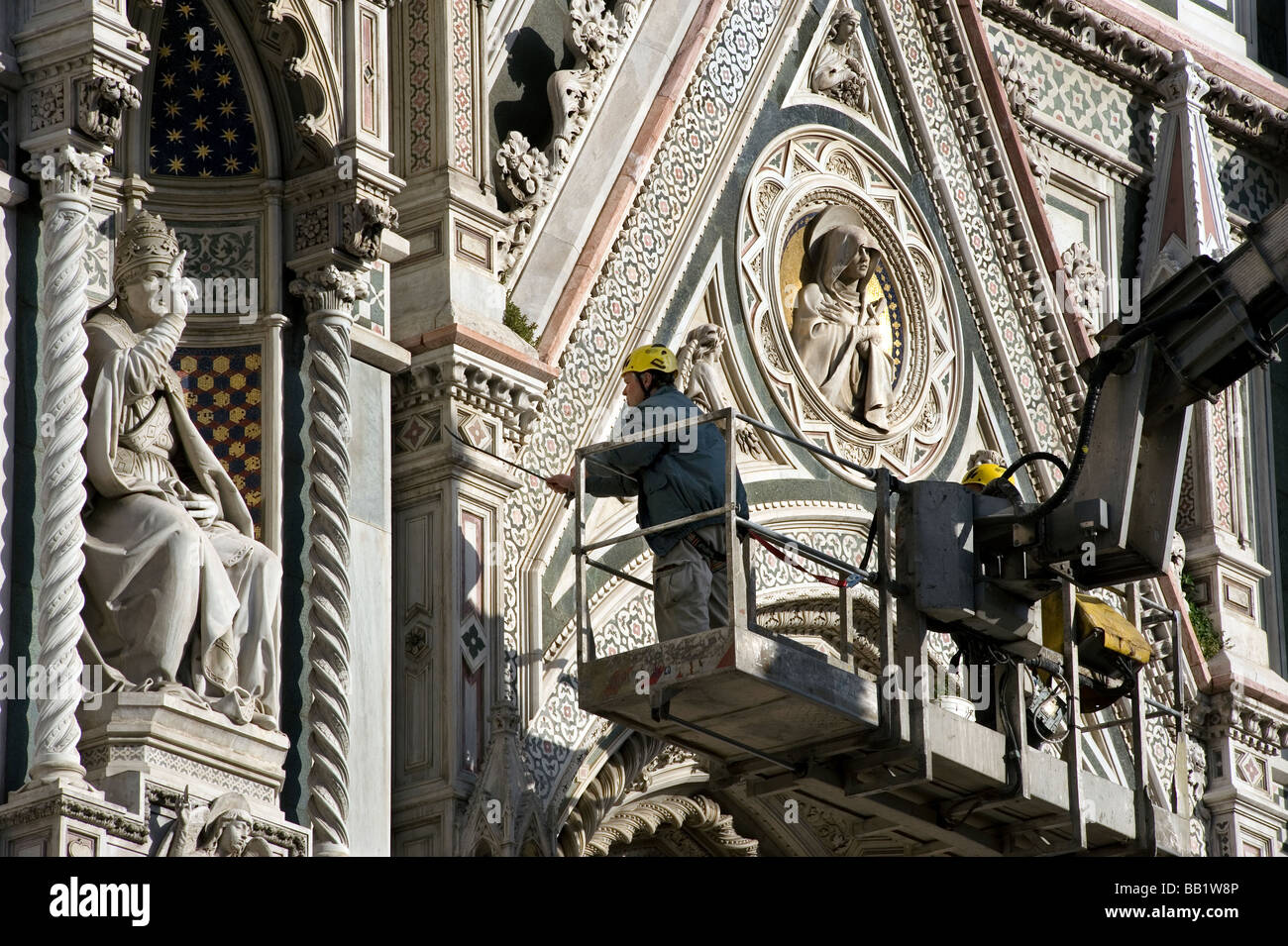 Firenze Toscana Italia la città del Rinascimento mostra fotografica di operai verificare la solidità in alto sulla facciata del XIX secolo o Foto Stock