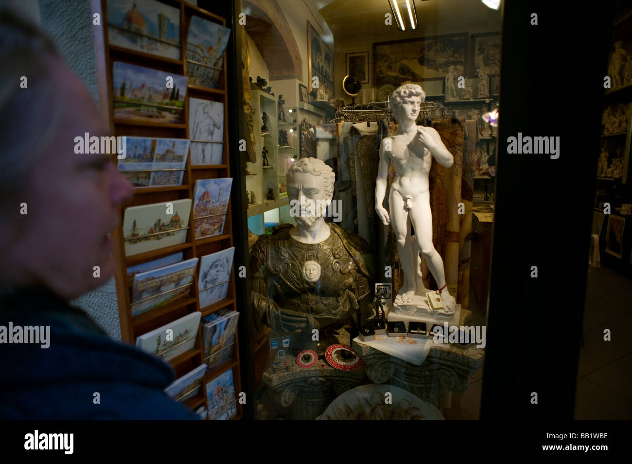 Firenze Toscana Italia la città del Rinascimento mostra fotografica di turista negozio di vendita tat turistiche di Firenze come statue di Foto Stock