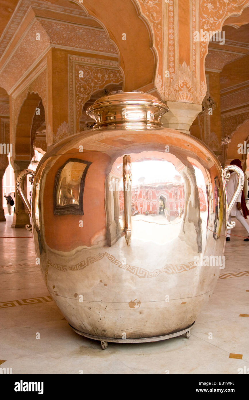 India Rajasthan Jaipur Il Palazzo della Città un complesso di argento grande contenitore di acqua Foto Stock